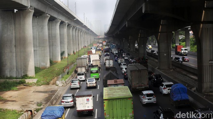 Kendaraan terjebak kemacetan di Tol Jakarta Cikampek KM 14 arah Jakarta, Kota Bekasi, Jawa Barat, Rabu (12/10/2022). Dalam pantau pukul 09.00 wib kemacetan dimulai dari KM 19 hingga KM 14 kemacetan ini karena adanya perbaikan jalan tol di KM 14.