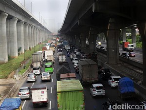 Truk Alami Gangguan di Km 12, Tol Japek Arah Jakarta Macet 4 Km