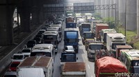 Kendaraan hanya bisa melajukan kendaraannya secara perlahan-lahan.