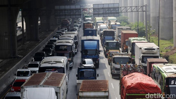 Kendaraan terjebak kemacetan di Tol Jakarta Cikampek KM 14 arah Jakarta, Kota Bekasi, Jawa Barat, Rabu (12/10/2022). Dalam pantau pukul 09.00 wib kemacetan dimulai dari KM 19 hingga KM 14 kemacetan ini karena adanya perbaikan jalan tol di KM 14.
