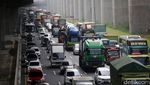 Penampakan Macet di Tol Japek Tadi Pagi