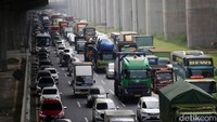 Arus lalu lintas terpantau macet pada pukul 09.00 WIB.