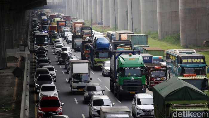 Kendaraan terjebak kemacetan di Tol Jakarta Cikampek KM 14 arah Jakarta, Kota Bekasi, Jawa Barat, Rabu (12/10/2022). Dalam pantau pukul 09.00 wib kemacetan dimulai dari KM 19 hingga KM 14 kemacetan ini karena adanya perbaikan jalan tol di KM 14.
