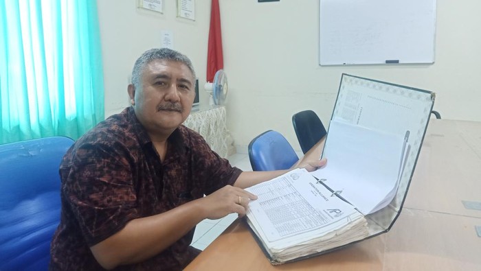 Ketua Departemen/KSM Ilmu Kedokteran Forensik FK Unud/RSUP Prof Ngoerah, Dr. Ida Bagus Putu Alit, SpFM(k), DFM ketika menunjukkan dokumen data-data kejadian Bom Bali I.