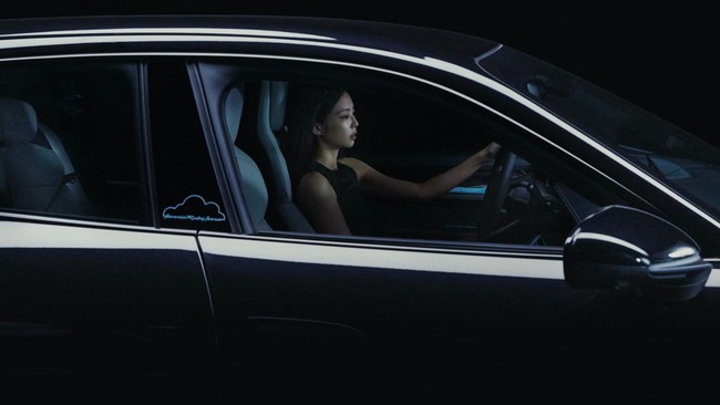 Bagian dalam mobil Porsche Jennie terlihat begitu mewah, bernuansa monokrom. Selain logo Jennie Ruby Jane di dekat kaca mobil, ada tulisan NINI (nama panggilannya) di pintu belakang dan box khusus anjingnya Kuma di bagian depan. Foto: dok. Porsche Korea