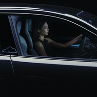 Bagian dalam mobil Porsche Jennie terlihat begitu mewah, bernuansa monokrom. Selain logo Jennie Ruby Jane di dekat kaca mobil, ada tulisan NINI (nama panggilannya) di pintu belakang dan box khusus anjingnya Kuma di bagian depan. Foto: dok. Porsche Korea