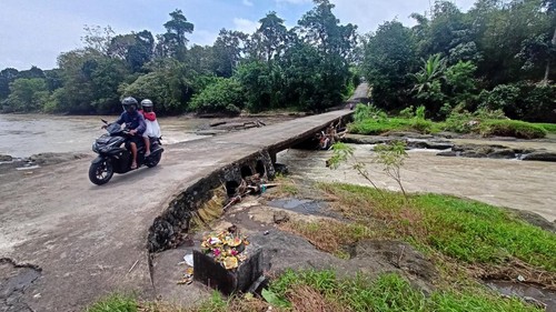 Kondisi jembatan di sungai atau Tukad Yeh Ho di antara Desa Beraban, Kecamatan Selemadeg Timur, dan Desa Tibubiu, Kecamatan Kerambitan, saat air sedang surut. (chairul amri simabur/detikBali)
