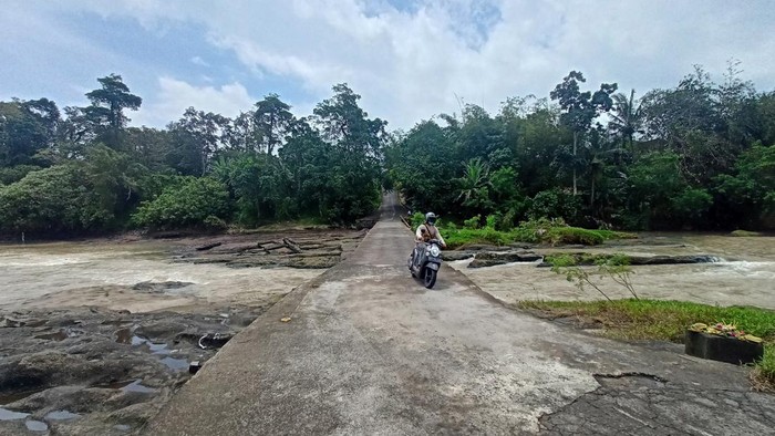 Kondisi Jembatan Yeh Ho antara Desa Beraban, Kecamatan Selemadeg Timur, dan Desa Tibubiu, Kecamatan Kerambitan, Tabanan, Bali, saat air sedang surut.