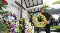 Kerabat korban meletakkan karangan bunga peringatan 20 tahun bom Bali di Konsulat Australia, Denpasar, Bali, Rabu (12/10/2022). Kebaktian diadakan serentak di beberapa tempat di Australia dan di Konsulat Australia, Bali.  