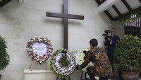 Asisten Menteri Luar Negeri Australia, Tim Watts, meletakkan karangan bunga peringatan 20 tahun bom Bali di Konsulat Australia, Denpasar, Bali, Rabu (12/10/2022). Para kerabat korban hadir untuk memberikan penghormatan dalam peringatan tahunan ini.  