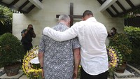 Para kerabat memberikan penghormatan kepada para korban pada peringatan 20 tahun bom Bali di Konsulat Australia, Denpasar, Bali, Rabu (12/10/2022). Tepat 20 tahun lalu, pada 12 Oktober 2002, menjadi salah satu momen paling mencekam di Bali, tiga serangan bom beruntun mengguncang Kuta dan Denpasar.  