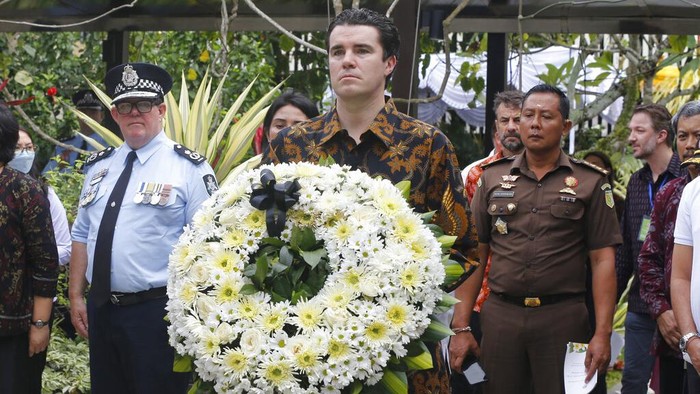 Asisten Menteri Luar Negeri Australia, Tim Watts, membawa karangan bunga peringatan 20 tahun bom Bali di Konsulat Australia, Denpasar, Bali, Rabu (12/10/2022).