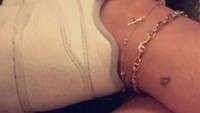 Pada bagian belakang betisnya ia memiliki tato kupu-kupu kecil. Dok. Instagram