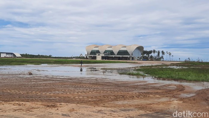 Landasan pacu Bandara Tampa Padang Mamuju diterjang banjir.