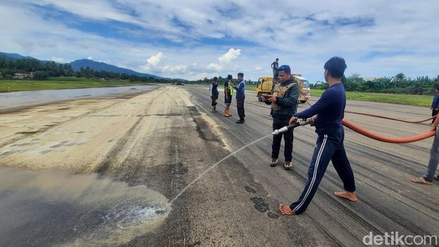 Landasan pacu Bandara Tampa Padang Mamuju diterjang banjir.