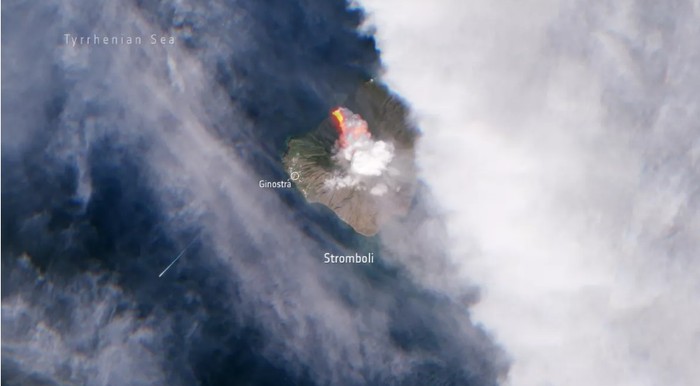 Letusan gunung berapi Stromboli di Italia terlihat sampai ruang angkasa