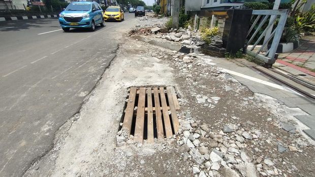 Lokasi komplotan pria ambil besi tutup drainase di Jalan Margonda Depok