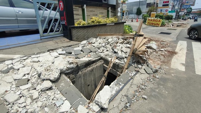 Lokasi komplotan pria ambil besi tutup drainase di Jalan Margonda Depok