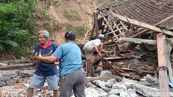 Warga sedang kerja bakti membersihkan material longsor yang merusak rumah di Duren Sawit, Kalurahan Banjaroya, Kapanewon Kalibawang, Kulon Progo, Rabu (12/10/2022)