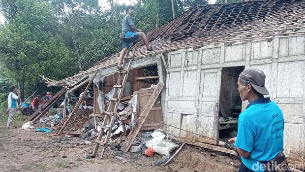 Warga sedang kerja bakti membersihkan material longsor yang merusak rumah di Duren Sawit, Kalurahan Banjaroya, Kapanewon Kalibawang, Kulon Progo, Rabu (12/10/2022)