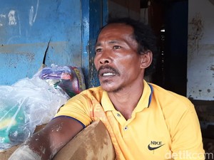 Cerita Bapak 8 Anak Selamatkan Keluarga Saat Banjir Bandang Terjang Rumahnya