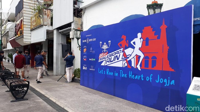 Plakat Malioboro Run 2022 yang terpampang di kawasan Malioboro, Kota Yogyakarta.