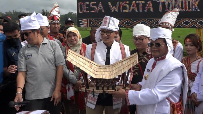 Menteri Pariwisata dan Ekonomi Kreatif (Menparekraf) Sandiaga Salahuddin Uno meresmikan Desa Tondok Bakaru di Kabupaten Mamasa, Sulawesi Barat (Sulbar) sebagai Desa Wisata.