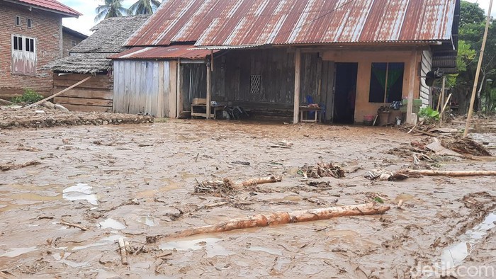 Pemerintah Kabupaten (Pemkab) Mamuju, Sulawesi Barat (Sulbar) menetapkan status tanggap darurat bencana banjir bandang dan tanah longsor.