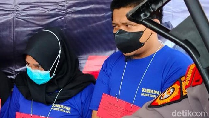 Mamy Sely (25) dan Ilham Riyadi (29) perekrut gadis di bawah umur jadi pemandu lagu di karaoke Kota Tegal.