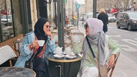 Bersama dengan temannya, Marissya berada di salah satu kafe yang ada di Paris sedang menikmati teh hangat. Mereka tampak seru sambil ngobrol bersama. Foto: Instagram marissyaichareal