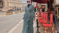 Ini salah satu momen Marissya ketika nongkrong di kafe yang ada di Paris, Prancis. Marissya berada di restoran melakukan foto OOTD. Foto: Instagram marissyaichareal