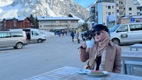 Tampak keren, Marissya Icha pernah ngeteh di sore hari sambil ditemani dessert manis dengan tampilan cantik. Foto: Instagram marissyaichareal