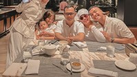 Marissya dekat dengan keluarga Fuji. Ia sempat makan malam bersama dengan keluarga fenomenal itu. Foto: Instagram marissyaichareal