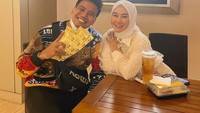 Sempat dikabarkan dekat dengan Frans Faisal, begini momennya di Bioskop sambil menikmati segelas es teh dan satu paket kentang goreng. Foto: Instagram marissyaichareal