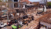 Pemandangan lokasi ledakan bom di Denpasar, Bali, Rabu (16/10/2002). Kurang lebih 10 menit kemudian, ledakan ketiga kembali mengguncang Bali. Pada pukul 23.15 Wita, bom meledak di Renon, berdekatan dengan kantor Konsulat Amerika Serikat. Namun tak ada korban jiwa dalam peristiwa itu. (Edy Purnomo/Getty Images).