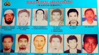 Foto selebaran daftar pencarian orang yang dikeluarkan polisi di Denpasar, Bali. Setidaknya ada 26 orang yang kemudian ditetapkan sebagai tersangka dalam peristiwa yang membuat Bali berduka tersebut. (Getty Images).