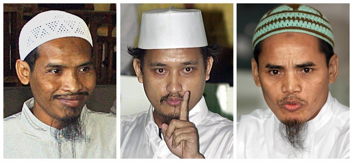 Kumpulan foto file foto ini menunjukkan terpidana pelaku bom Bali Ali Ghufron alias Mukhlas (kiri), Imam Samudera (tengah) alias Abdul Aziz dan Amrozi (kanan) masing-masing selama persidangan mereka pada tahun 2003.