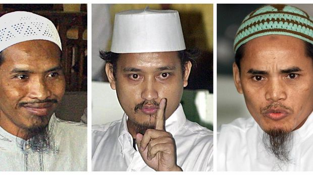 Kumpulan foto file foto ini menunjukkan terpidana pelaku bom Bali Ali Ghufron alias Mukhlas (kiri), Imam Samudera (tengah) alias Abdul Aziz dan Amrozi (kanan) masing-masing selama persidangan mereka pada tahun 2003.