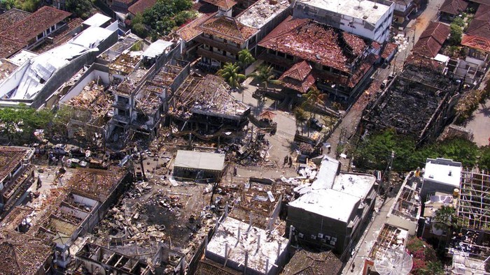 Mengenang 2 Dekade Bom Bali dalam Bingkai Foto Puing-puing bangunan yang terdampak bom dari klub malam Sari di Kuta, Bali, Selasa (15/10/2002).