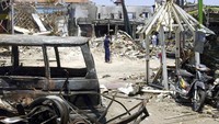 Seorang perwira polisi Australia berdiri di dekat reruntuhan Sari Club di Kuta, Bali, Senin (21/10/2002). Tragedi bom Bali 1 berawal dari tiga peristiwa pengeboman 12 Oktober 2002. Dua bom pertama meledak di Paddys Pub dan Sari Club (SC) di Jalan Legian, Kuta, Bali. Dua bom meledak dalam waktu yang hampir bersamaan yaitu pukul 23.05 Wita. (AP Photo/Achmad Ibrahim).