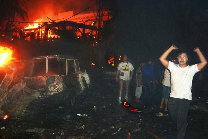 Warga dan turis asing mengevakuasi lokasi ledakan bom di Bali, Minggu (13/10/2002).