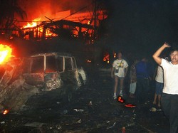 Malam itu adalah malam yang mencekam di Sari Club. Mayat bergelimpangan, orang-orang berlari tanpa arah untuk mencari keselamatan. Bangunan kelab malam itu hancur akibat ledakan. (Foto: AP Photo/Radar Bali)