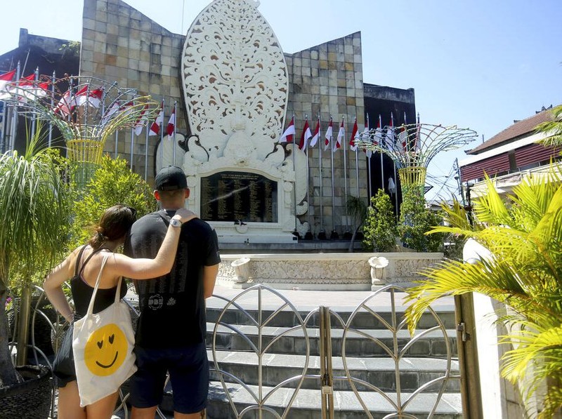 Turis Australia memberikan penghormatan kepada korban bom Bali di Tugu Peringatan Bom Bali di Kuta, Bali, Jumat (19/8/2022).
