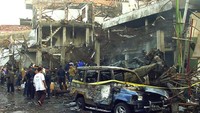 Petugas polisi memeriksa reruntuhan klub malam yang hancur akibat ledakan bom di Kuta, Bali, Minggu (13/10/2002). Sebanyak 202 orang menjadi korban tewas keganasan bom itu, sedangkan 200 lebih lainnya luka berat maupun ringan. (AP Photo).