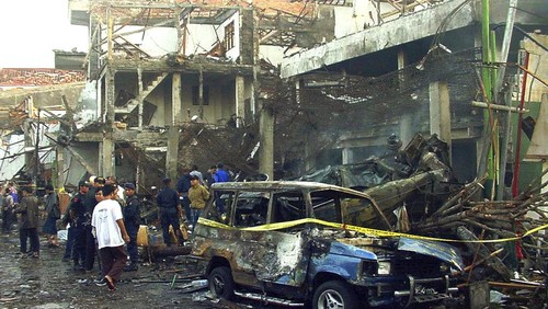 Petugas polisi memeriksa reruntuhan klub malam yang hancur akibat ledakan bom di Kuta, Bali, Minggu (13/10/2002).