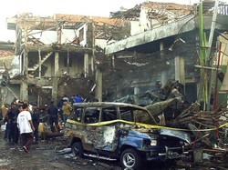 Sabtu malam, 12 Oktober 2002, ledakan dahsyat terjadi depan Sari Club, Legian, Kuta Bali. Sebanyak 202 orang tewas dan ratusan lainnya terluka. (Foto: AP Photo)