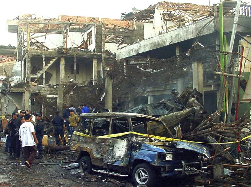 Petugas polisi memeriksa reruntuhan klub malam yang hancur akibat ledakan bom di Kuta, Bali, Minggu (13/10/2002).