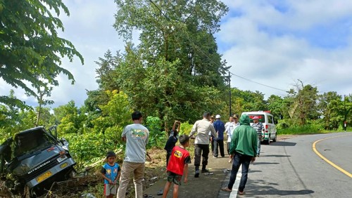 Mikrobus yang nyungsep di Sembalun, Lombok Timur, Rabu (12/10/2022).