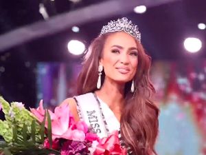 Foto-foto Miss USA 2022 yang Dituduh Curang-Pemenang Titipan