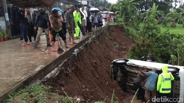 :Mobil terperosok akibat longsor di Sukabumi.